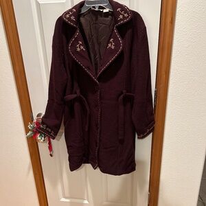 100’ percent wool coat. Very beautiful and in great condition. Detailing.